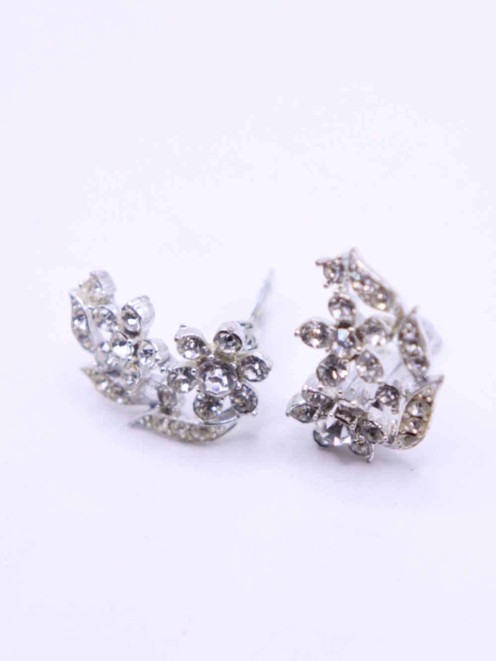Vintage signed Lisner Clear Crystal Floral Silver-Tone Stud Clip on Earrings - Picture 2 of 6